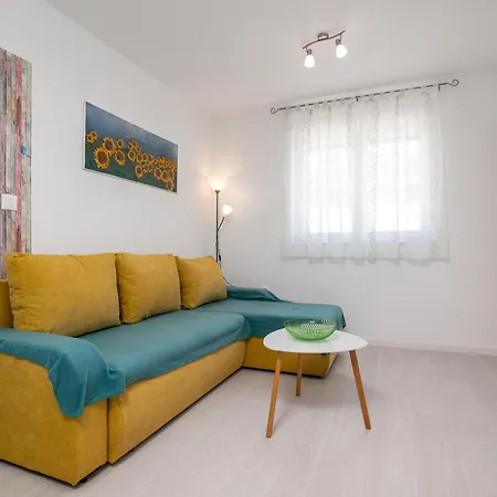 With A Parking Space - 23290 פולה