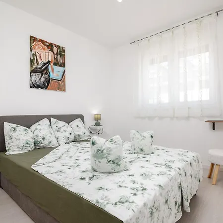 With A Parking Space - 23290 פולה