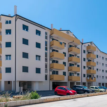 With A Parking Space - 23290 Póla
